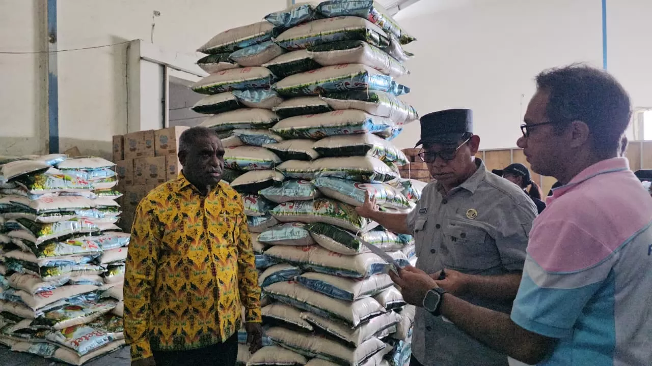 Wali Kota Jayapura, Abisai Rollo saat sidak di gudang milik Saga di Jalan Baru dan Pasar Youtefa, Distrik Abepura, Jumat (19/12/2025). (CEPOSONLINE.COM/HANS PALEN).