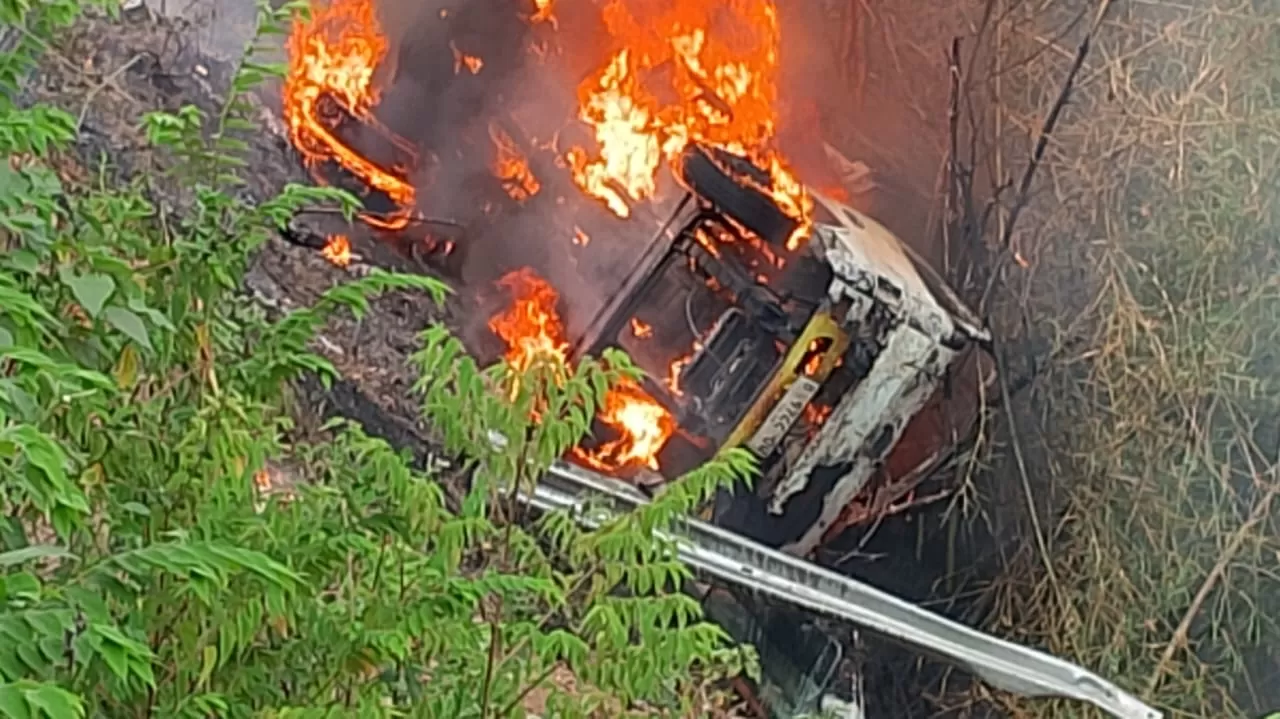 Truk Bermuatan Aspal Panas Terjun ke Jurang Hingga Terbakar di Tanjakan Cipeucang Geopark Ciletuh Sukabumi  (Rudi Imelda)