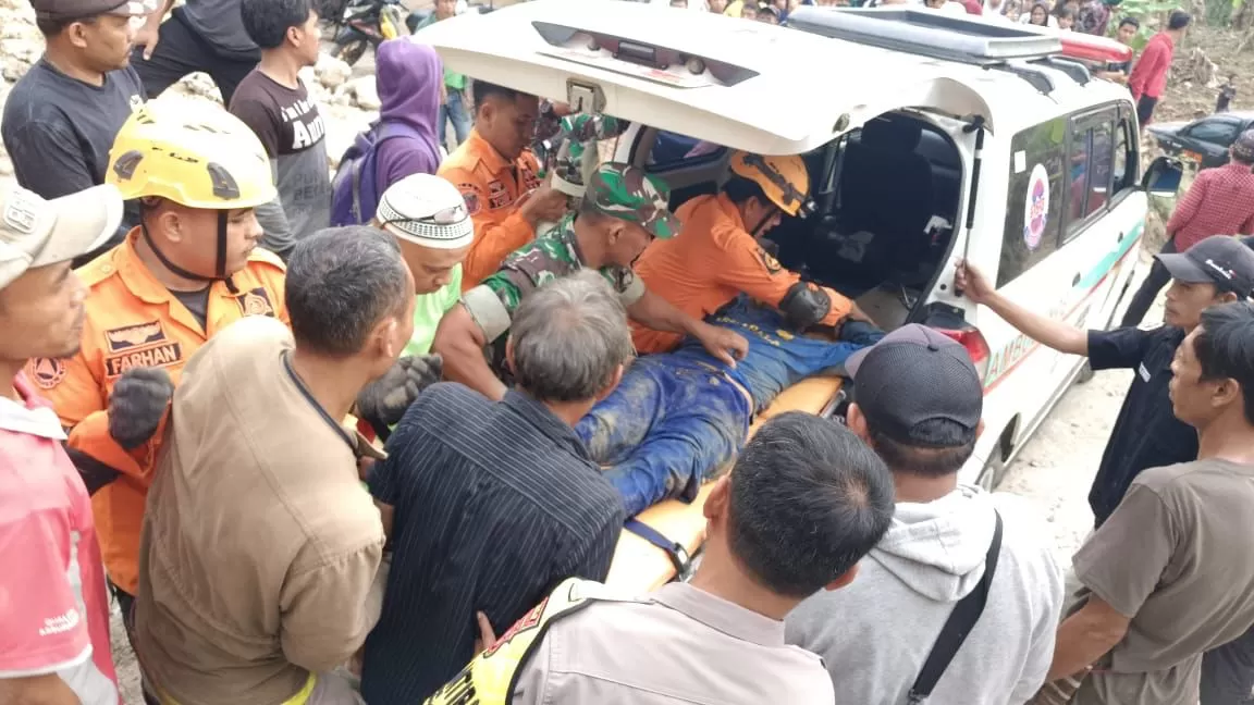Proses Evakuasi Pekerja Tambang Pasir Tertimbun Tebing Longsor di Warungkiara  (Muhammad Afnan)