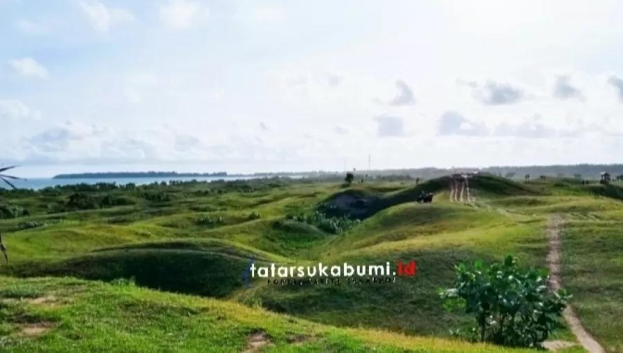 Bukit Teletubbies yang berada sebelum Pantai Ujung Genteng, Sukabumi