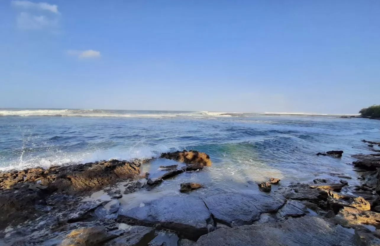 Keindahan Pantai Minajaya Ujung Genteng Sukabumi