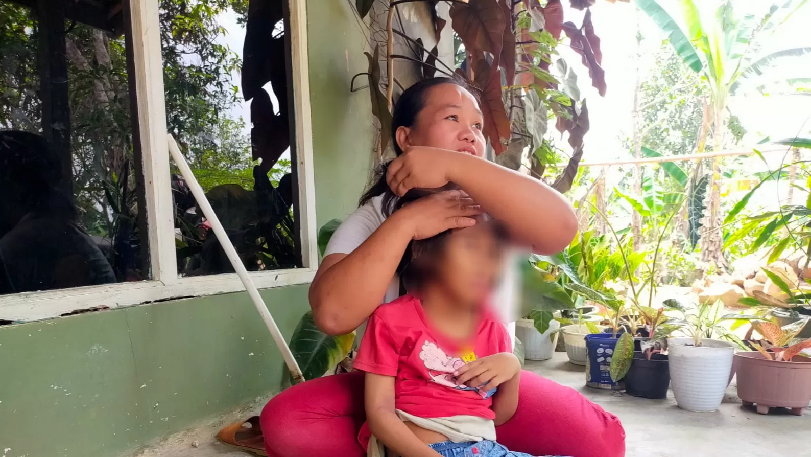 Puteri warga Warungkiara Sukabumi hanya bisa tertidur untuk makan pun dikunyah ibunya (M Afnan / TatarMedia.ID)