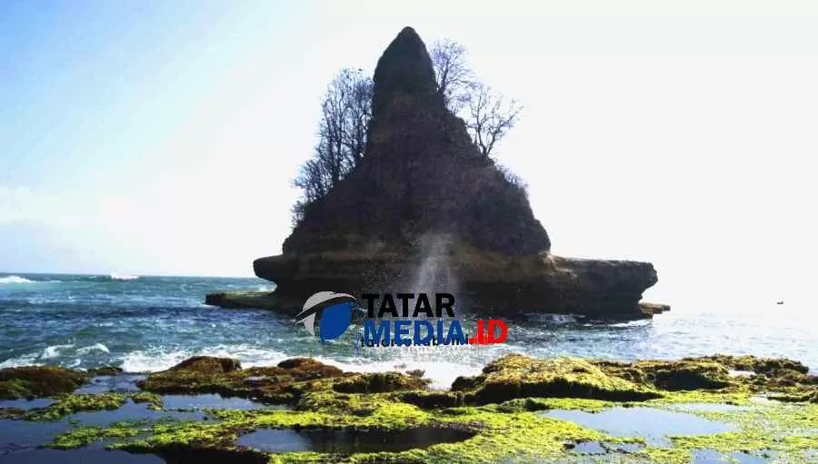 Karang Gantung atau Pantai Goa Walet di perbatasan Surade - Ujunggenteng  (Rudi Imelda - TatarMedia.ID)