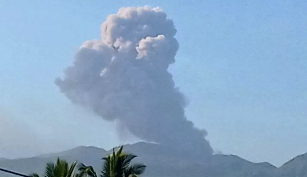Gunung Dukono di Halmahera Erupsi status Waspada  visual pagi ini Rabu (08/11) tinggi asap letusan 900 meter (Rudi Imelda -PVMBG)