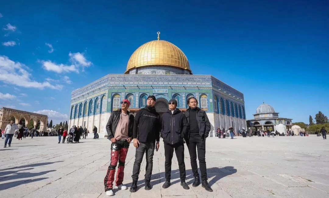 Personil Dewa 19 di depan Dome of Rock (Foto : @ahmaddhaniofficial)
