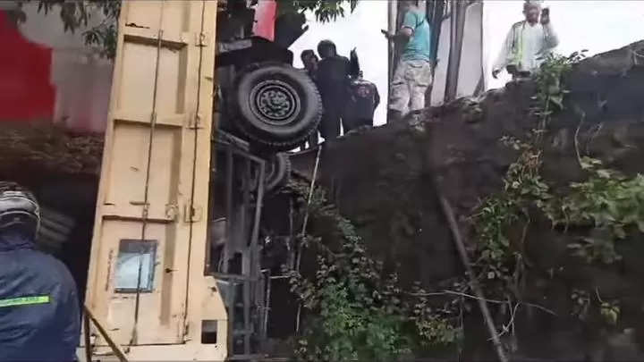 Kecelakaan truk masuk parit setelah tabrak motor do Palimanan  (Rudi Imelda - TatarMedia.ID)