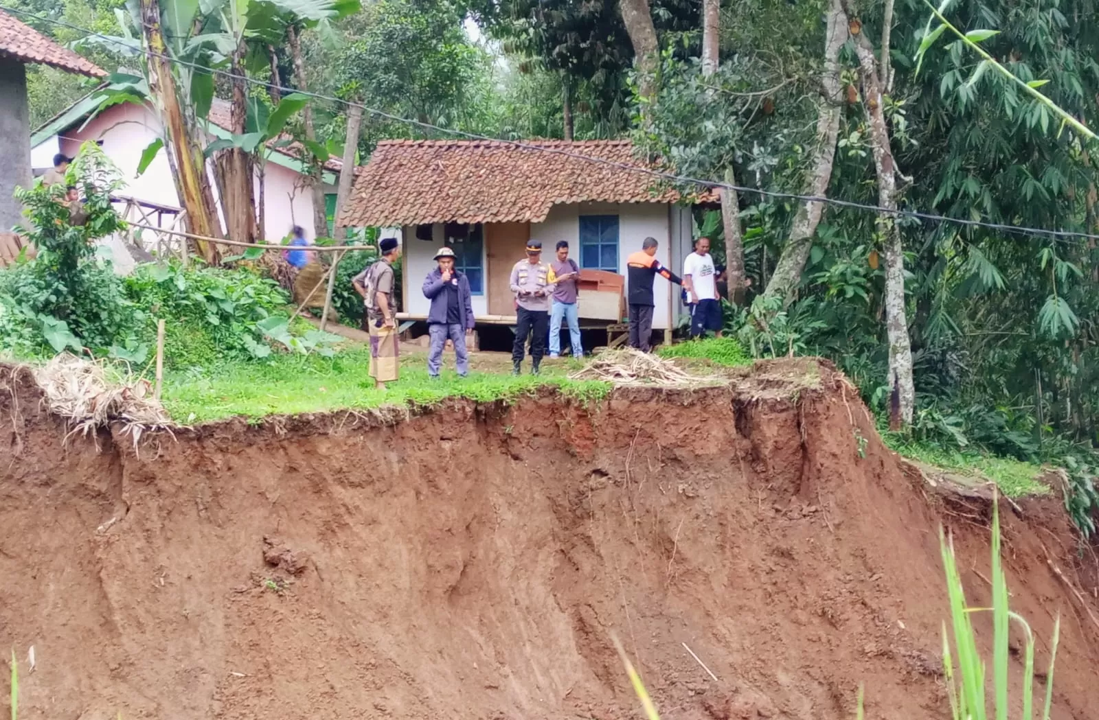 Ibu melahirkan bayinya pasca bencana tebing longsor di samping rumahnya (Isep Panji - TatarMedia.ID)