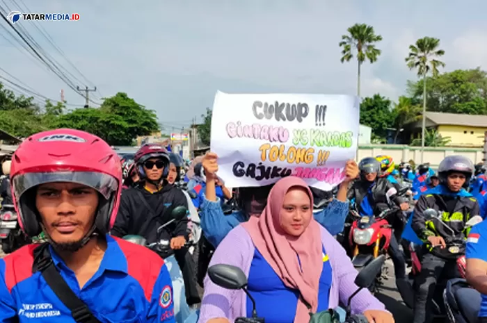 Massa Aksi Serikat Buruh yang melakukan demo UMK 2024 di Kabupaten Sukabumi (TatarMedia.ID)