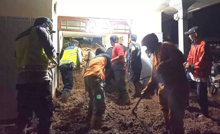 Proses evakuasi 2 lansia yang meninggal dunia tertimbun longsor di Kabupaten Bangli, Bali (TatarMedia.ID - BPBD)