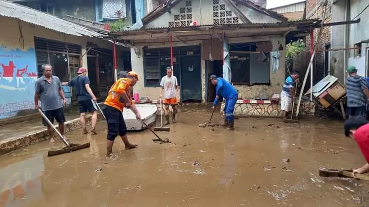 Tim BPBD DKI Jakarta melakukan penanganan banjir yang merendam sedikitnya 23 RT dari Jakarta Timur dan Jakarta Selatan (Sumber foto: BPBD DKI Jakarta)