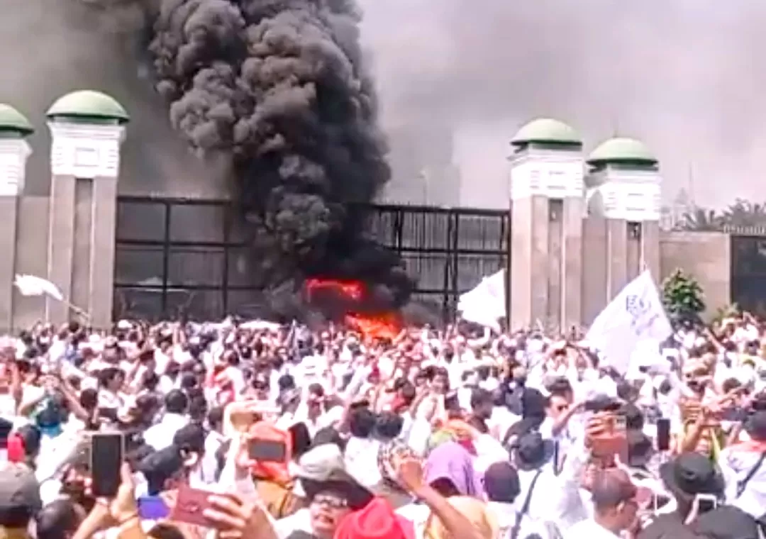 Aksi Demo para Kepala Desa di depan Gedung DPR RI Senayan Jakarta  (TatarMedia.ID)