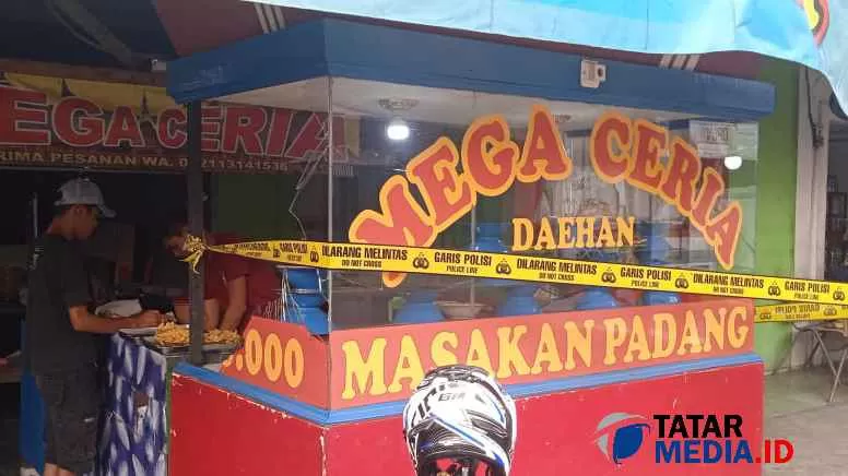 Warung korban ledakan tabung gas CNG di Cibadak Sukabumi, berjualan meski terpasang police line (TatarMedia.ID - Rapik Utama)