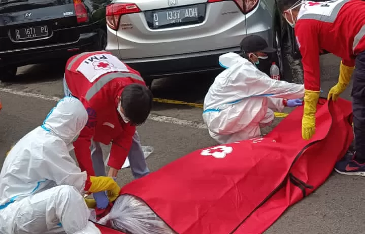 Evakuasi mayat pria yang ditemukan didalam Toyota Vios di Parkiran Stasiun Kereta Api Bandung (TatarMedia.ID - Indra)