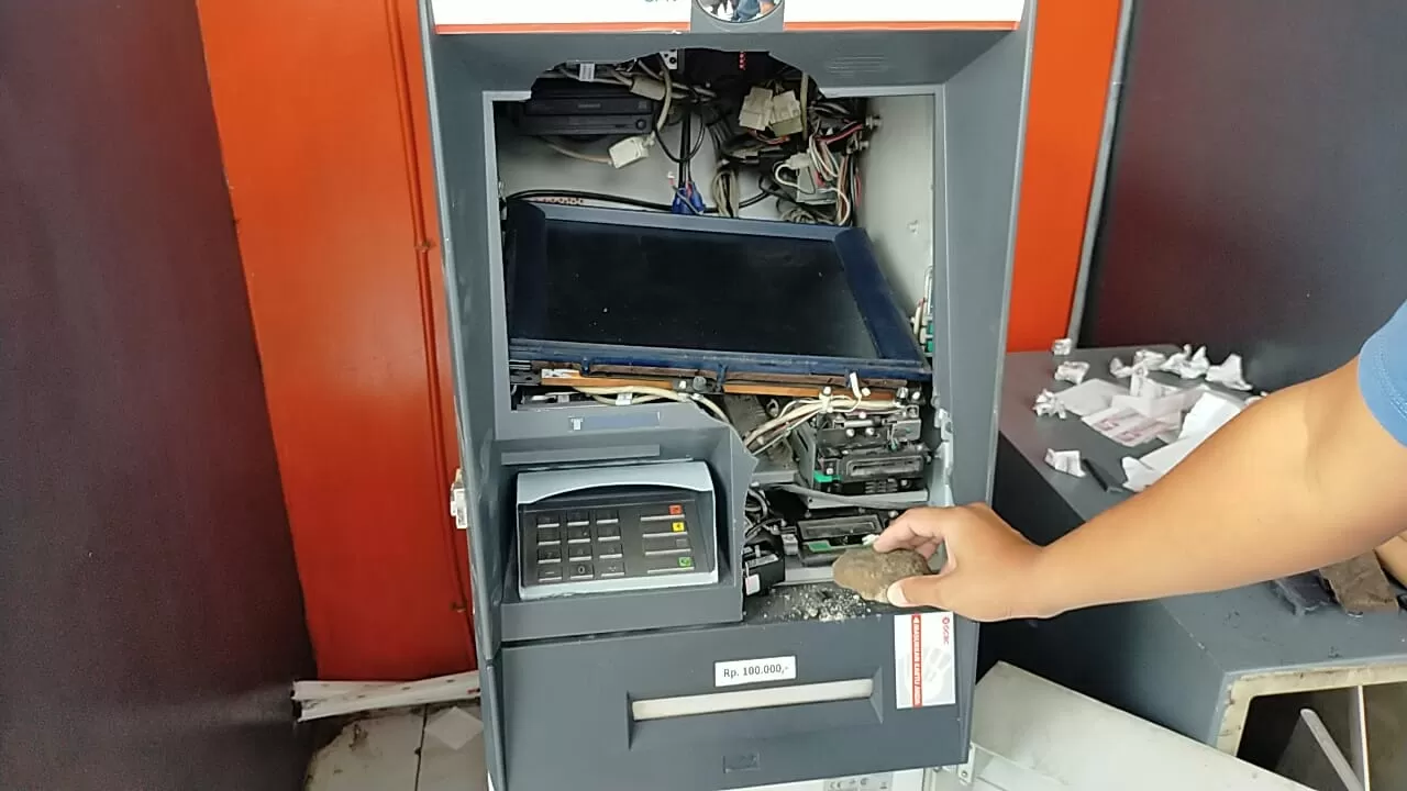 Diduga dibongkar maling ATM Bank OCBC Cibadak Sukabumi rusak (TatarMedia.ID - M Afnan)