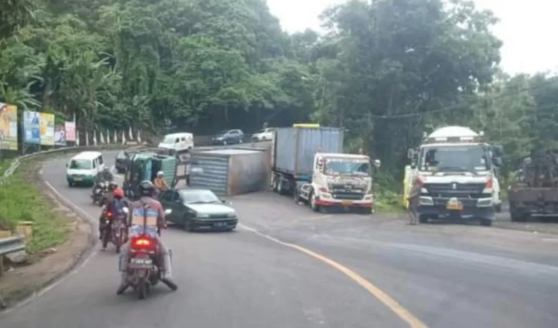 Truk Kontainer terbalik di Tanjakan Baeud Warungkira Sukabumi  (Foto : Istimewa )