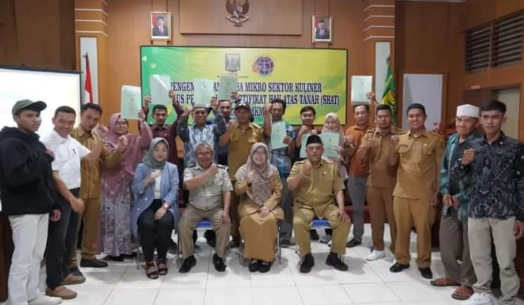 Pelaku Kuliner di Sukabumi Sumringah Terima Sertifikat Hak Atas Tanah Lokasi Usaha (TatarMedia.ID - Rapik Utama)