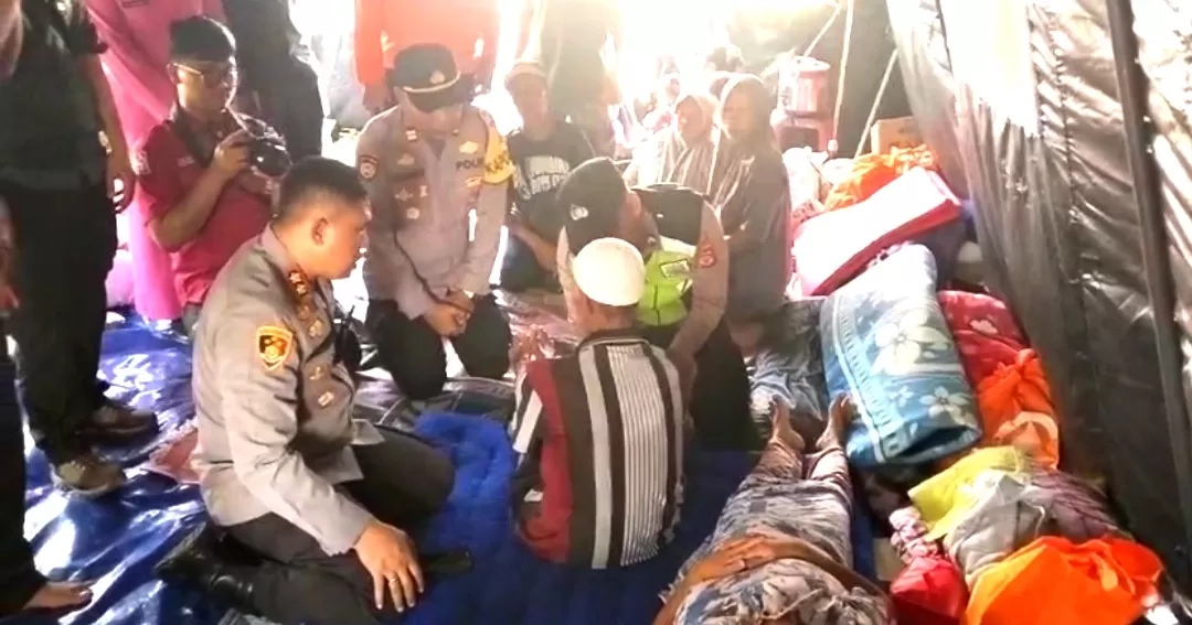 Kapolres Sukabumi Maruly Pardede tinjau warga pengungsi dampak Gempa di Kabandungan Sukabumi  (TatarMedia.ID - Rudi Imelda )