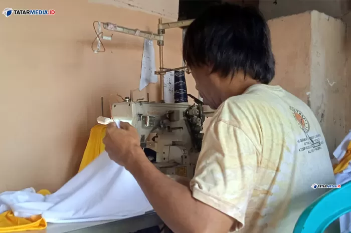 Burhan Penjahit Rumahan yang Kelimpahan Orderan Kaos Partai untuk Kampanye Pemilu 2024 (TatarMedia.ID - Rapik Utama)