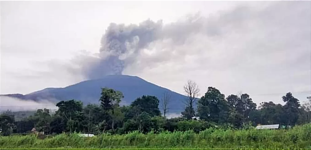 Gunung Marapi di wilayah Kabupaten Agam, Batusangkar, Sumatera Barat, pagi ini kembali erupsi pukul 07.55 WIB pagi ini namun tidak terpantau kolom erupsi  (Foto : Tekkadai Laily Chulaik)