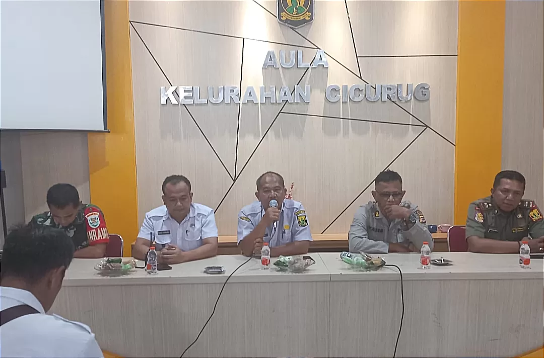 Pertemuan Unsur Muspika bersama pihak Perusahaan dan masyarakat untuk menyelesaikan permasalah banjir yang menerjang pemukiman warga di Cicurug diduga dampak pembangunan gudang Wings Food (TatarMedia.ID - Rapik Utama)