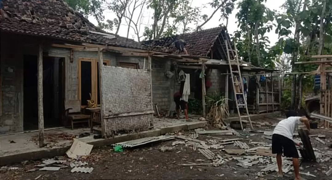 Terjangan angin dan hujan mengakibatkan bencana hidrometeorologi di 92 Titik wilayah Gunungkidul DIY (TatarMedia.ID - Rudi Imelda )