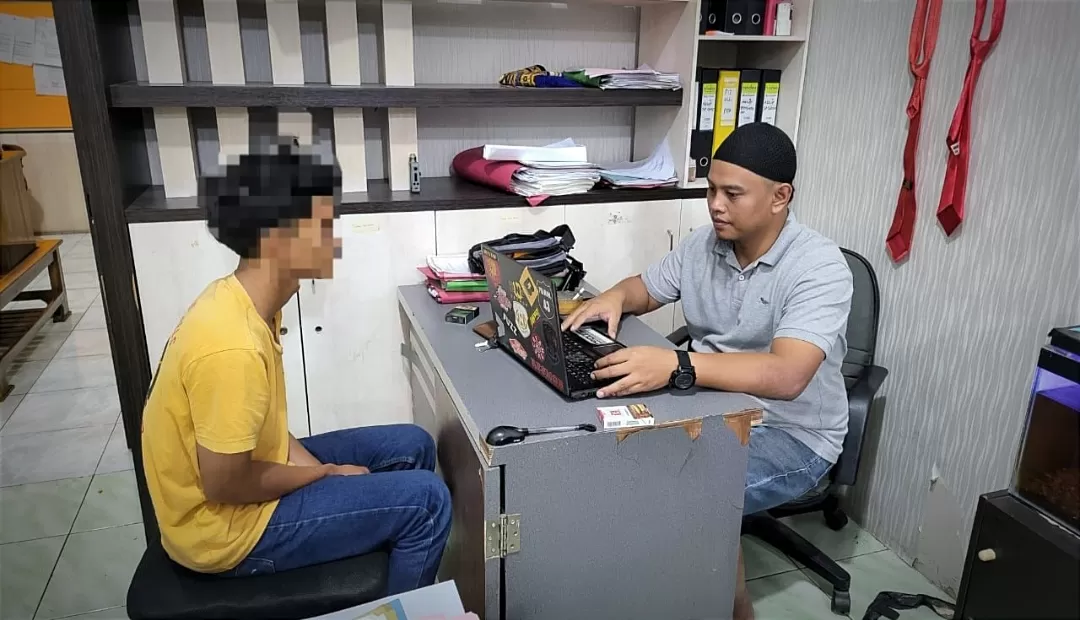 Tersangka pelaku penganiayaan dan perbuatan asusila terhadap remaja di bawah umur ditangkap Polres Sukabumi (TatarMedia.ID - Humas Polres Sukabumi )