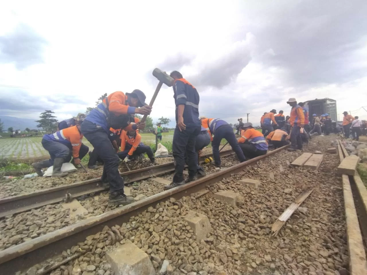Evakuasi Kereta Api Turangga dan Commuterline Bandung Raya (5/1/2024)