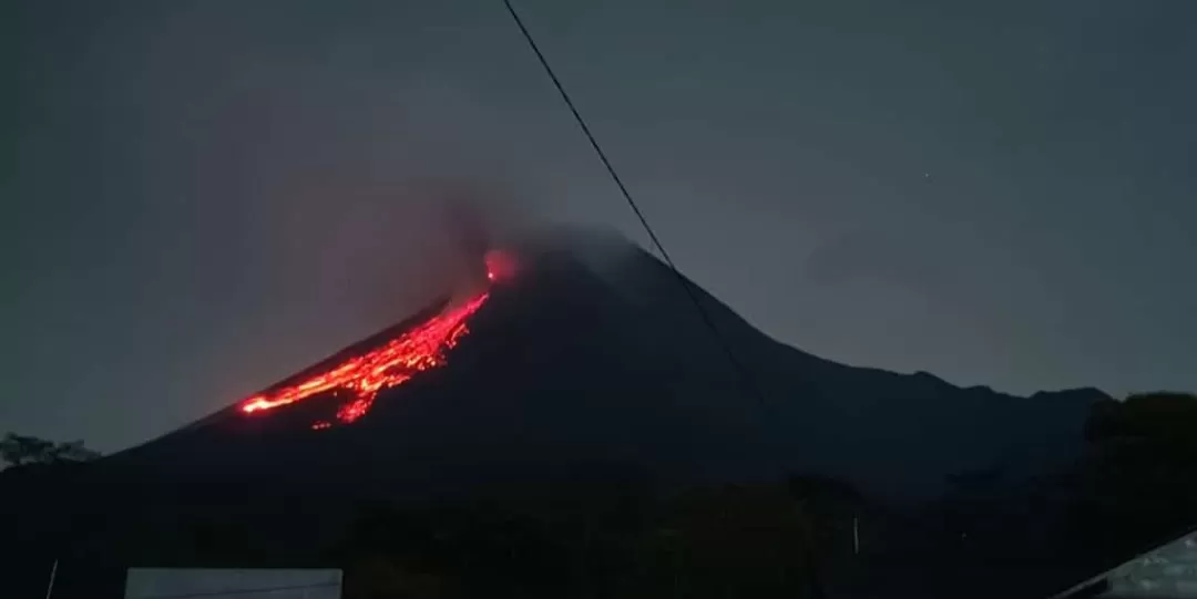 Kondisi Gunung Merapi tadi malam (Foto : sumo sulis)