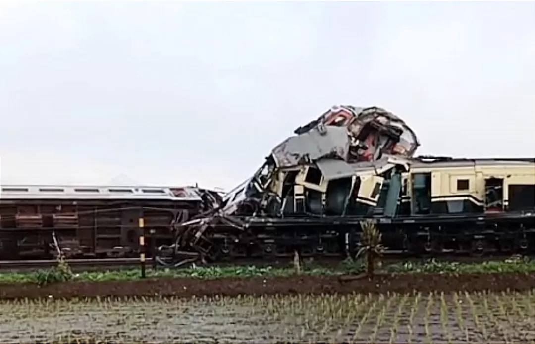 Seluruh rencana pemberangkatan kereta yang melintas di jalur Cicalengka sementara waktu ditunda atau dialihkan pasca kecelakaan KA Turangga dan Commuter Line  (TatarMedia.ID )