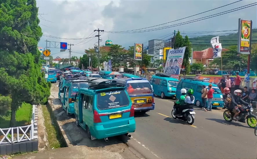 Setelah sempat mogok beroperasi saat ini Angkot 07 Cibadak-Cisaat telah kembali beroperasi  (TatarMedia.ID - M Afnan)