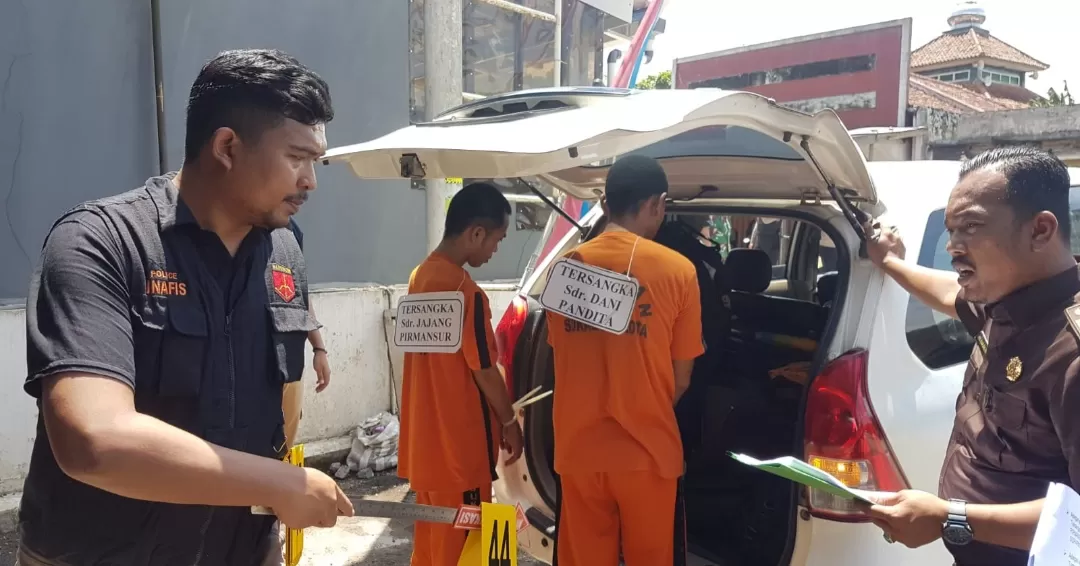 Rekonstruksi kasus pembunuhan sopir taksi online yang sempat viral mayatnya ditemukan di depan parkiran Indomaret Sukabumi  (TatarMedia.ID - M Afnan)
