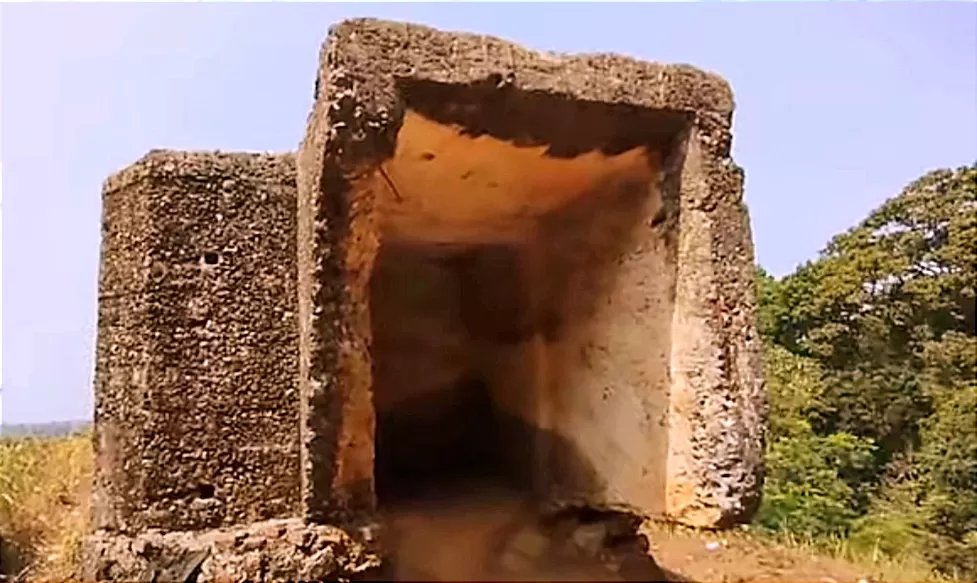 Bunker Jepang di Perang Dunia ke-2 yang berada di Waluran Geopark Ciletuh Sukabumi  (TatarMedia.ID - Rudi Imelda)