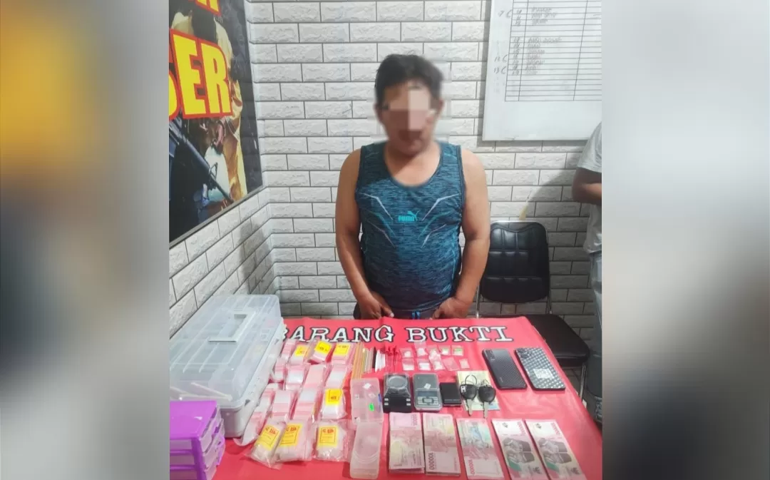 Terduga Pelaku berikut narkotika jenis Sabu dan barang bukti lainnya diamankan di Polres Paser Kalimantan Timur (TatarMedia.ID - Humas)