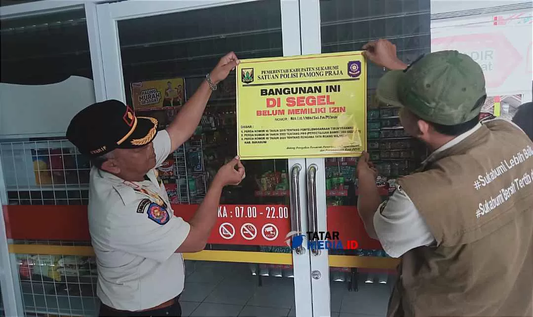Alfamart di Cidahu Sukabumi disegel Satpol PP diduga belum kantongi izin usaha (TatarMedia.ID - Rapik Utama)