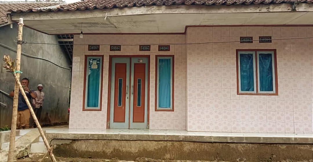 Rumah TKP pembacokan di Ciambar Sukabumi, rumah korban  Disatroni pelaku yang langsung menyerang membabibuta dengan senjata tajam, Ajun Junaedi kritis dengan 10 luka bacokan  (TatarMedia.ID - Isep Panji)