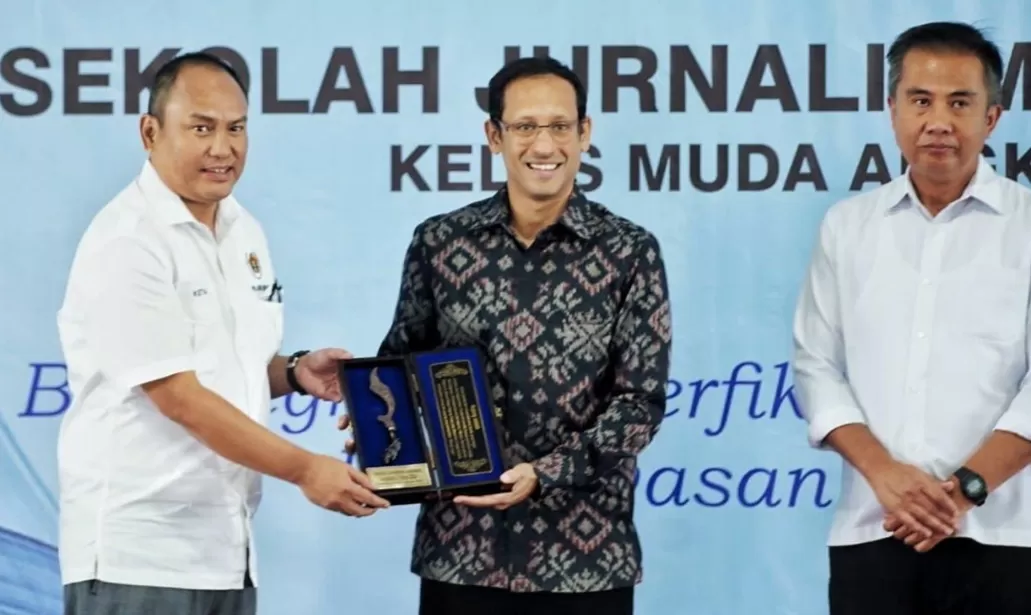 Ketua PWI Jabar serahkan cinderamata kepada Mendikbudristek Nadiem Makarim didamping PJ Gubernur Jabar Bey Machmudin (Promedia )