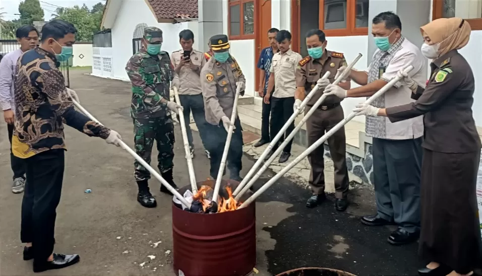 Pemusnahan barang bukti kejahatan oleh Kejaksaan Negeri Kabupaten Sukabumi  (TatarMedia.ID - Rapik Utama)