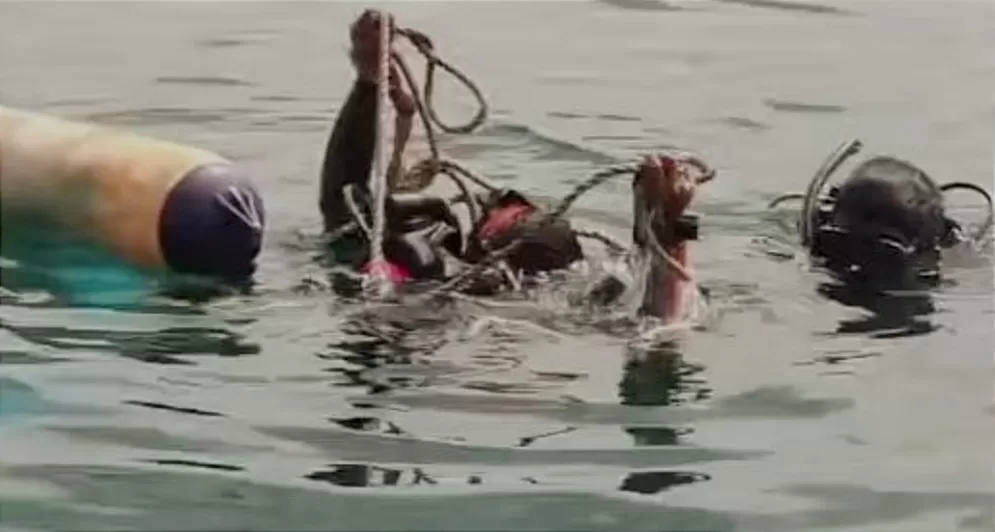 Proses evakuasi korban tenggelam di Danau Toba (TatarMedia.ID - Rudi Imelda)