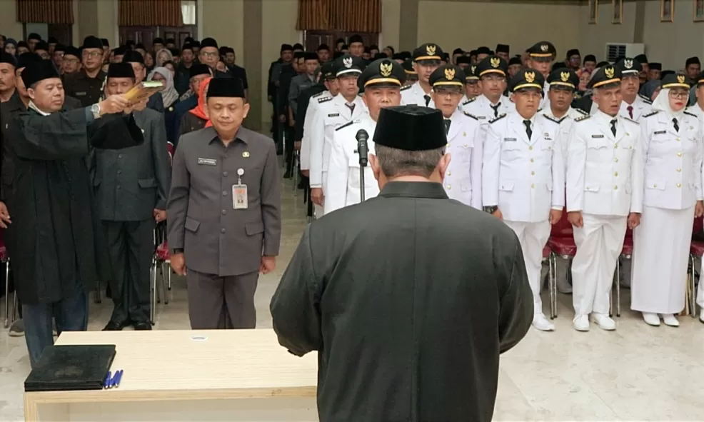 Ali Iskandar dilantik Bupati Sukabumi Marwan Hamami menjadi Kepala DPMPTSP Kabupaten Sukabumi  (TatarMedia.ID - Dian Syahputra Pasi)
