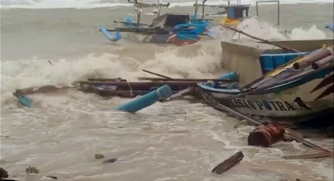 Badai dan Banjir Rob terjang Ujunggenteng Sukabumi  (TatarMedia.ID - Rudi Imelda )
