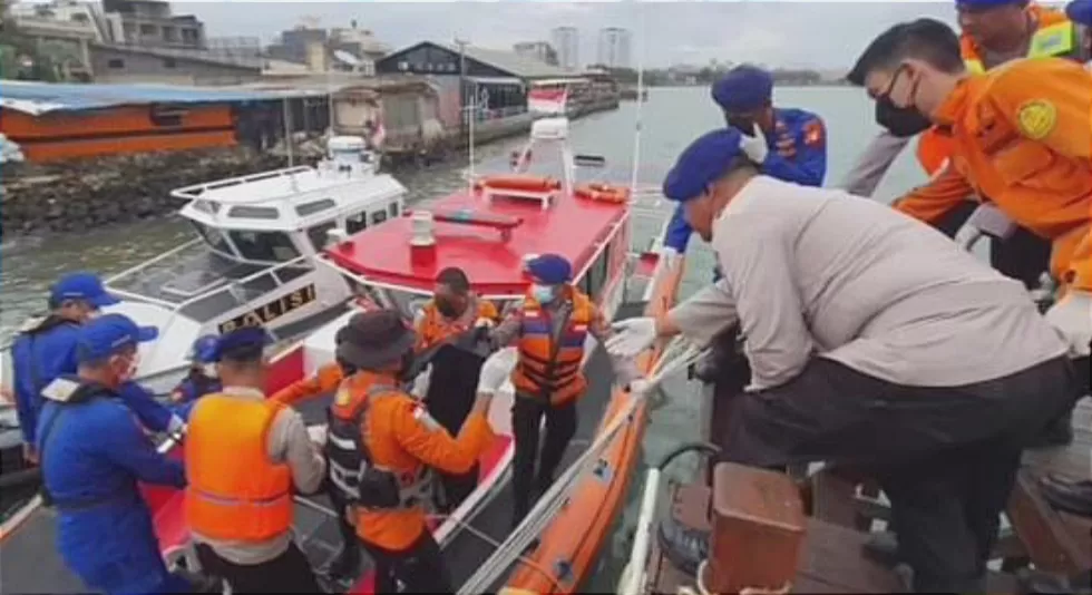Evakuasi jenazah WNA korban kecelakaan KM Pari Kudus di  Perairan Kepulauan Seribu  (TatarMedia.ID - Rudi Imelda)