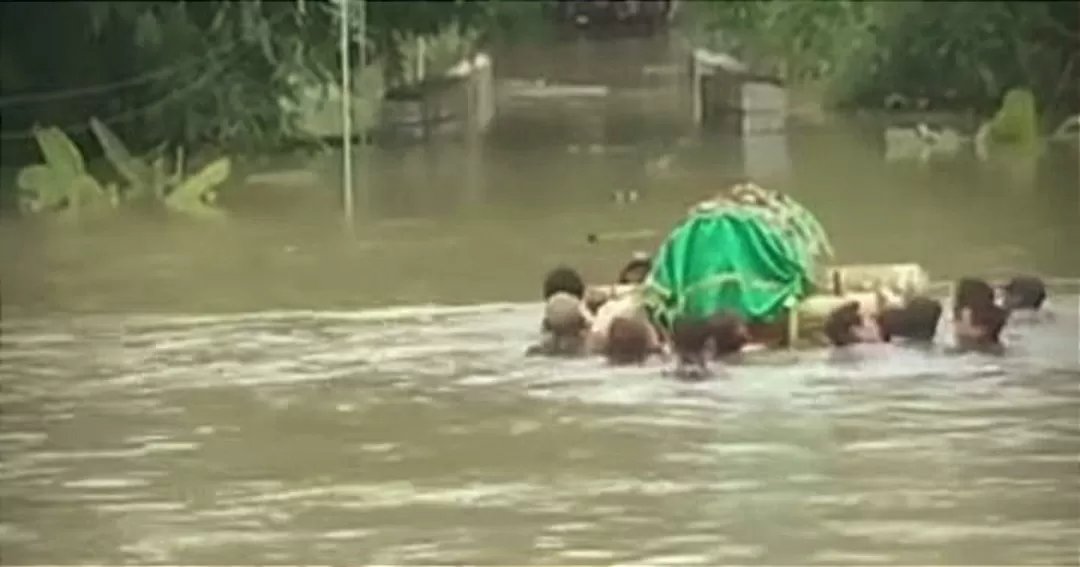 Keranda jenazah terjang banjir di Grobogan viral di media sosial  (Tangkapan Layar)