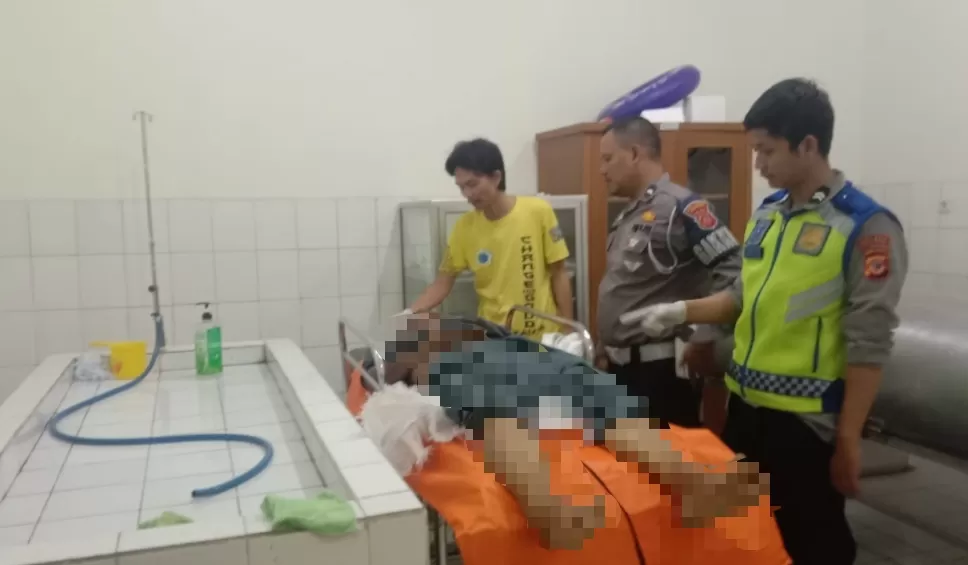 Korban laka-lantas tewas tertabrak truk di Cibadak Sukabumi dilarikan ke RSUD Sekarwangi  (TatarMedia.ID - Isep Panji)