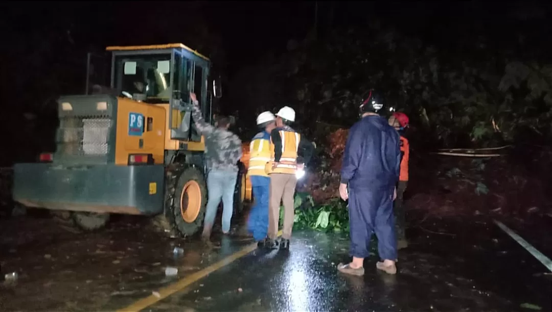 Percepatan penanganan longsor yang timbun total ruas jalan Sukabumi - Bogor (TatarMedia.ID - Isep Panji)