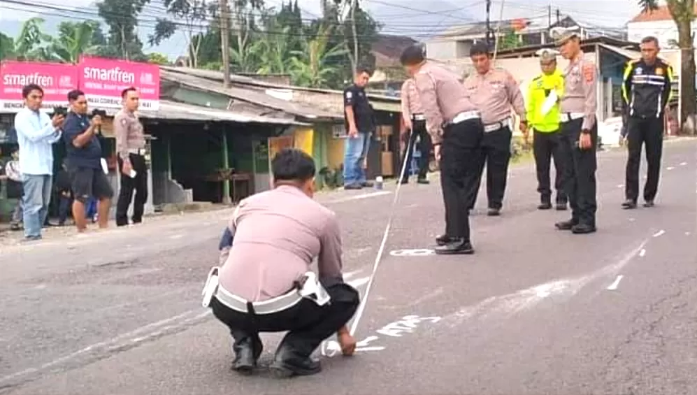 Olah TKP Kecelakaan Maut Bus Pariwisata yang membawa pelajar SMK asal Depok di Turunan Ciater Subang oleh Polda Jabar (Dok : Polda Jabar)