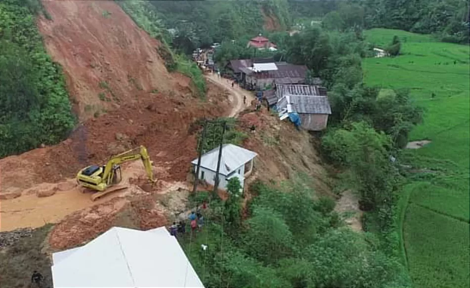 Penanganan evakuasi material longsor yang memutus akses jalan di Mamasa dengan alat berat (Dok : BNPB)