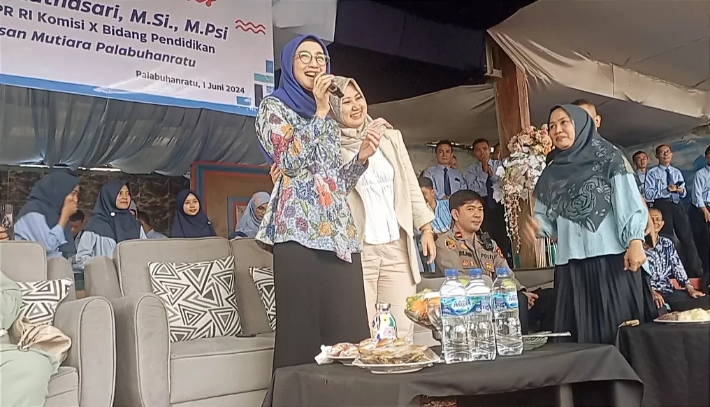 Desy Ratnasari berikan restu Rastya Mutiarani Zahra maju di Pilkada Sukabumi 2024 (TatarMedia.ID - Rudi Imelda)