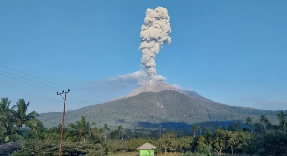 Gunung Lewotobi Laki-laki di Flores NTT erupsi (Foto: Istimewa )