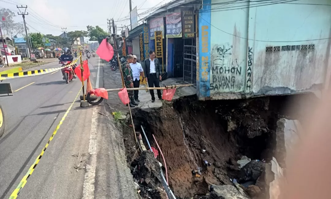 Bahu jalan Sukabumi - Bogor tepatnya di Kampung Leuwi Orok Parungkuda amblas (TatarMedia.ID - Rapik Utama)