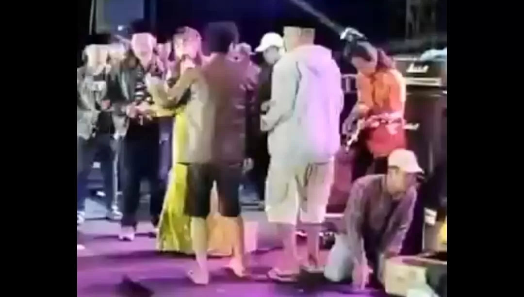 Tangkapan layar video viral MR (pakai celana pendek) meninggal dunia di panggung hiburan dangdut usai nyawer biduan (Instagram )